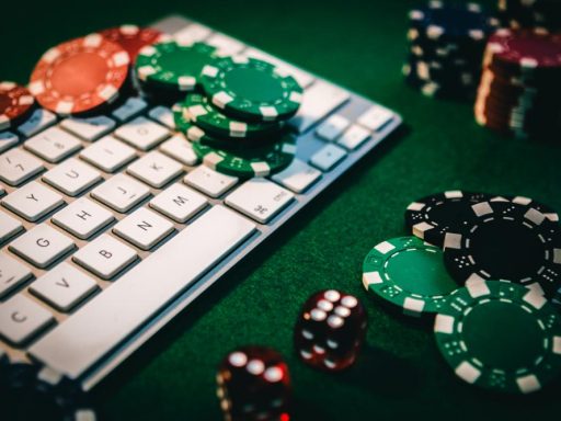 Manfaat dan Resiko Judi Poker Online
